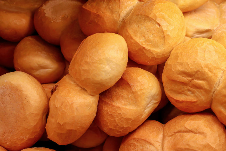 Landbäckerei Koch - Brötchen in der Bäckerei-Auslage