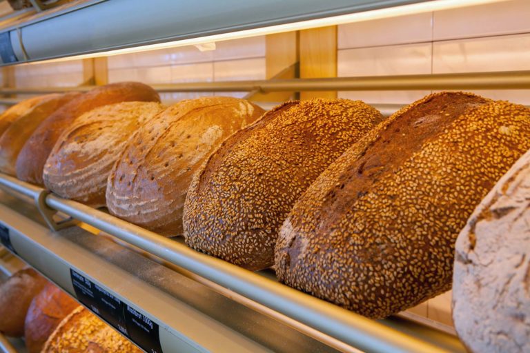 Landbäckerei Koch - Brote in der Bäckerei-Auslage