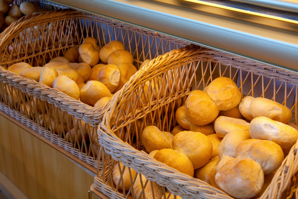 Landbäckerei Koch - Brötchen (Semmel) in der Bäckerei-Auslage